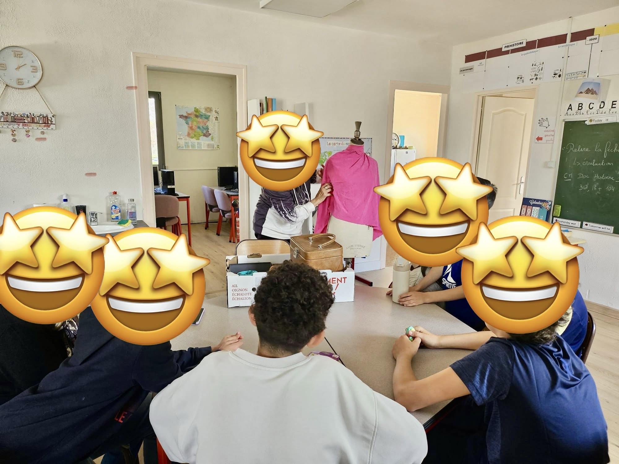 Atelier couture avec deux retraités